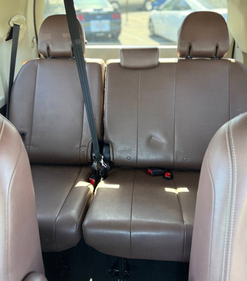 Toyota Sienna Vehicle Full-screen Gallery Image 16