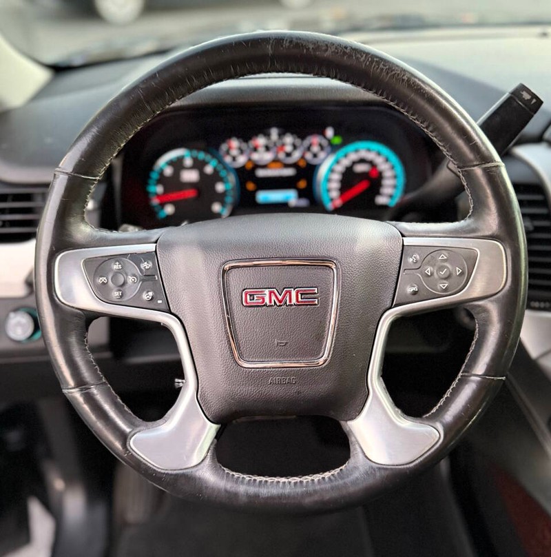 GMC Yukon Vehicle Full-screen Gallery Image 10