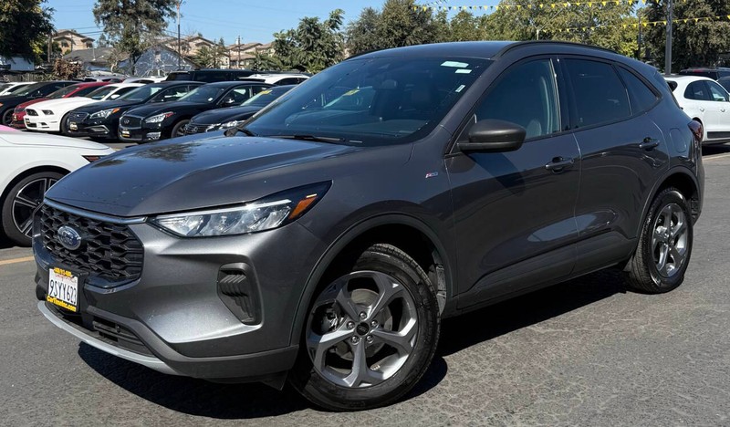 Ford Escape Vehicle Full-screen Gallery Image 04