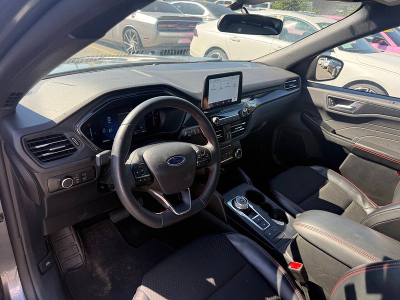 Ford Escape Vehicle Full-screen Gallery Image 06