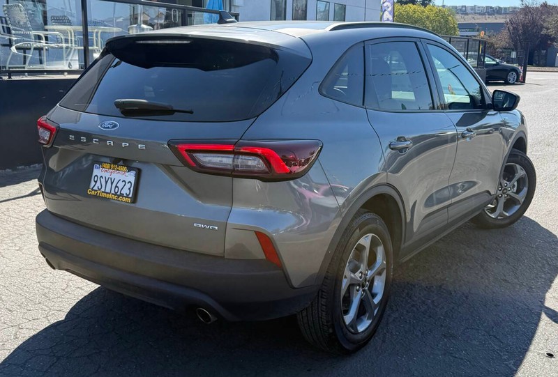 Ford Escape Vehicle Full-screen Gallery Image 08