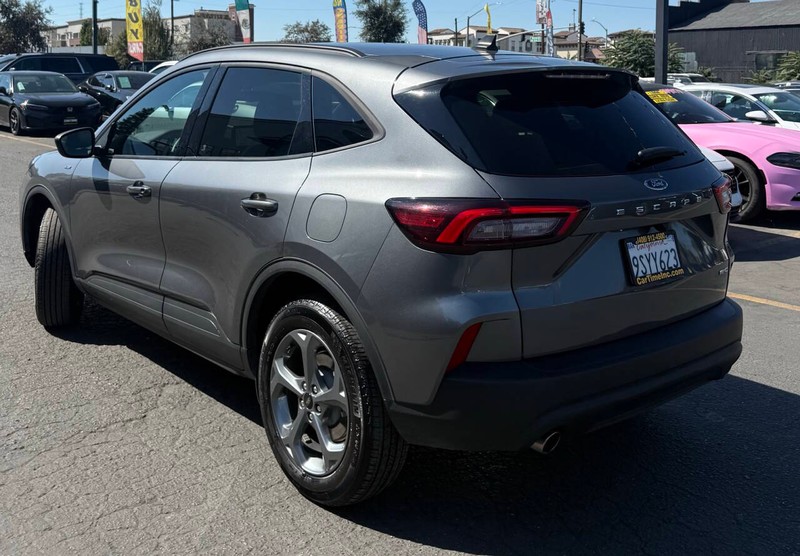 Ford Escape Vehicle Full-screen Gallery Image 10