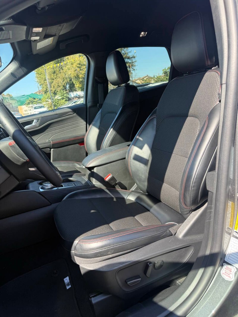 Ford Escape Vehicle Full-screen Gallery Image 11