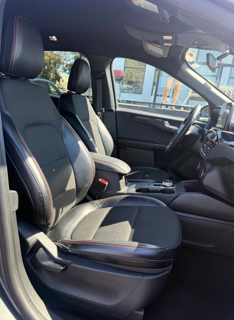 Ford Escape Vehicle Full-screen Gallery Image 12