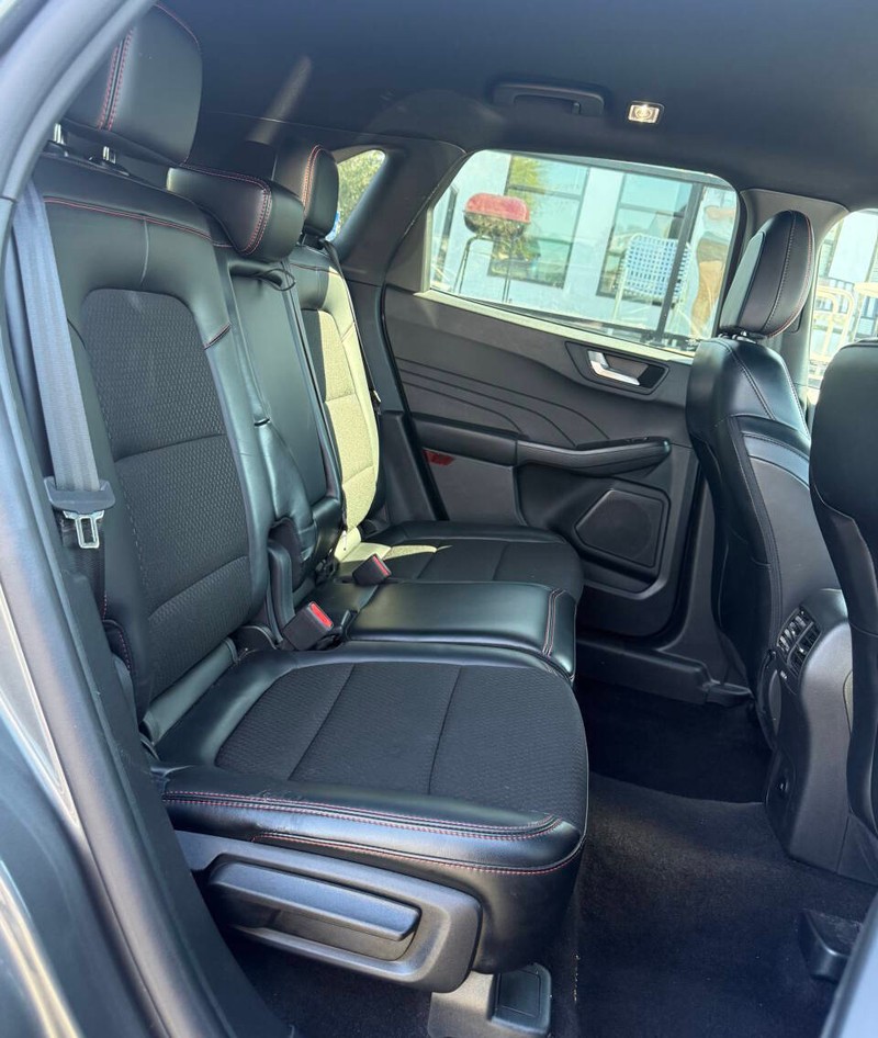 Ford Escape Vehicle Full-screen Gallery Image 13