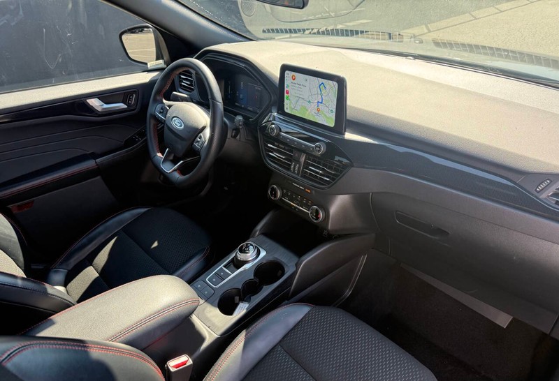 Ford Escape Vehicle Full-screen Gallery Image 16