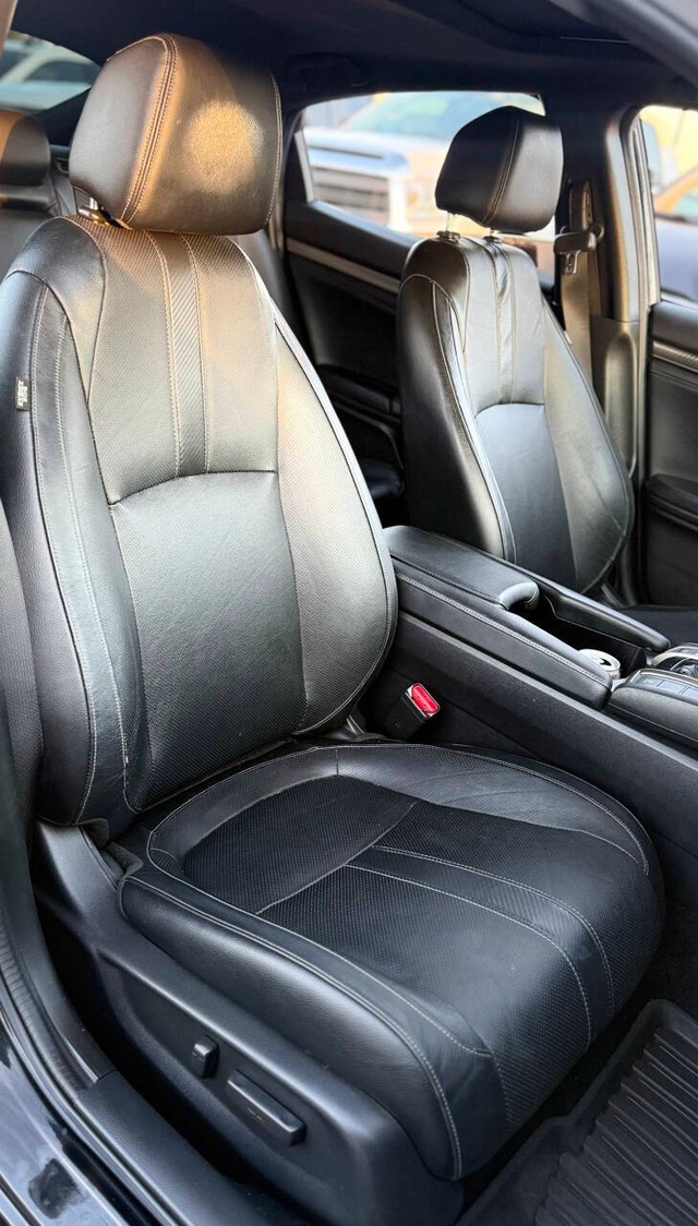 Honda Civic Hatchback Vehicle Full-screen Gallery Image 13