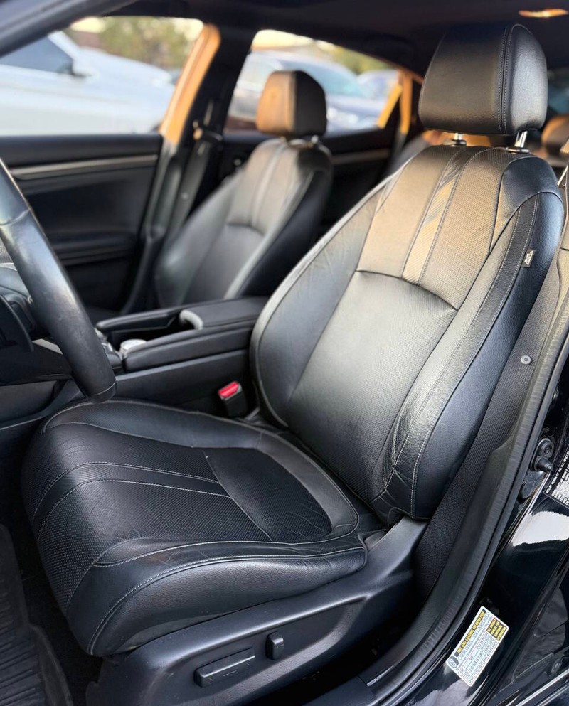 Honda Civic Hatchback Vehicle Full-screen Gallery Image 12