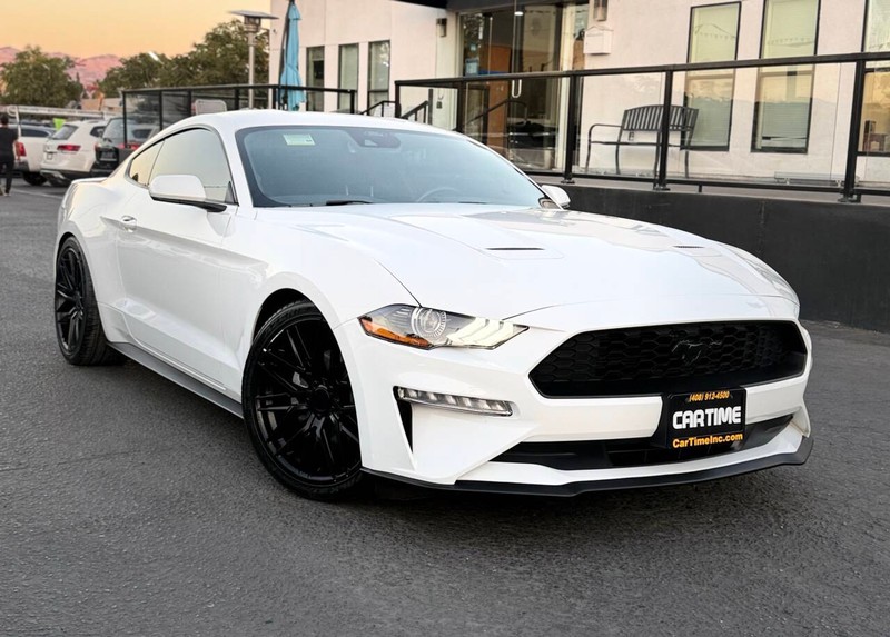 Ford Mustang Vehicle Full-screen Gallery Image 03