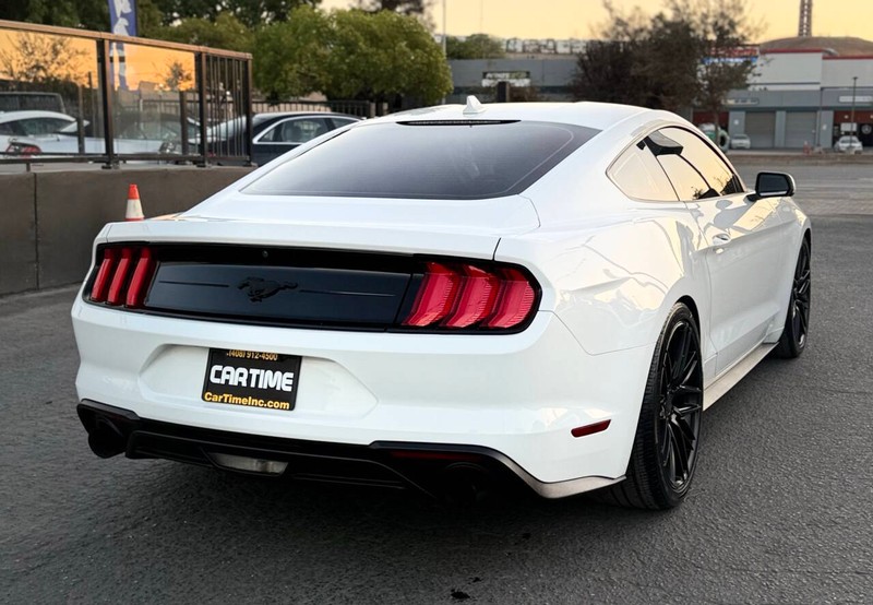 Ford Mustang Vehicle Full-screen Gallery Image 04