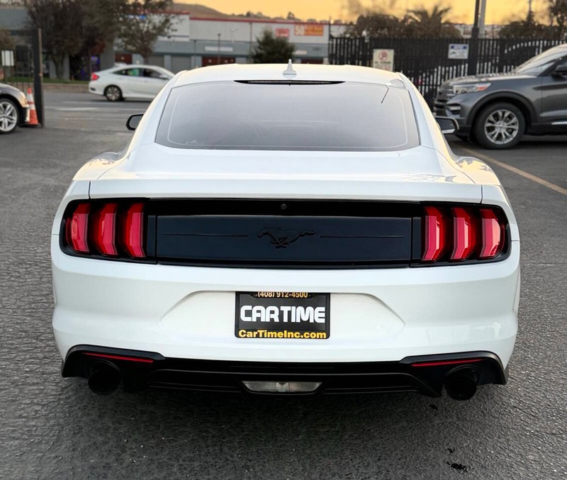 Ford Mustang Vehicle Full-screen Gallery Image 05