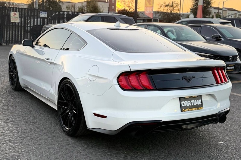 Ford Mustang Vehicle Full-screen Gallery Image 06