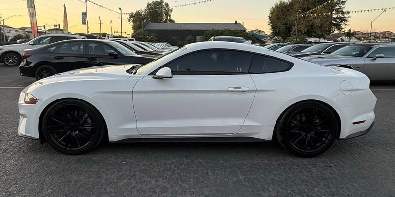 Ford Mustang Vehicle Full-screen Gallery Image 07