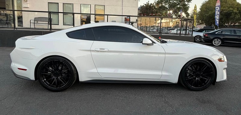 Ford Mustang Vehicle Full-screen Gallery Image 08