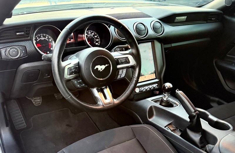 Ford Mustang Vehicle Full-screen Gallery Image 09