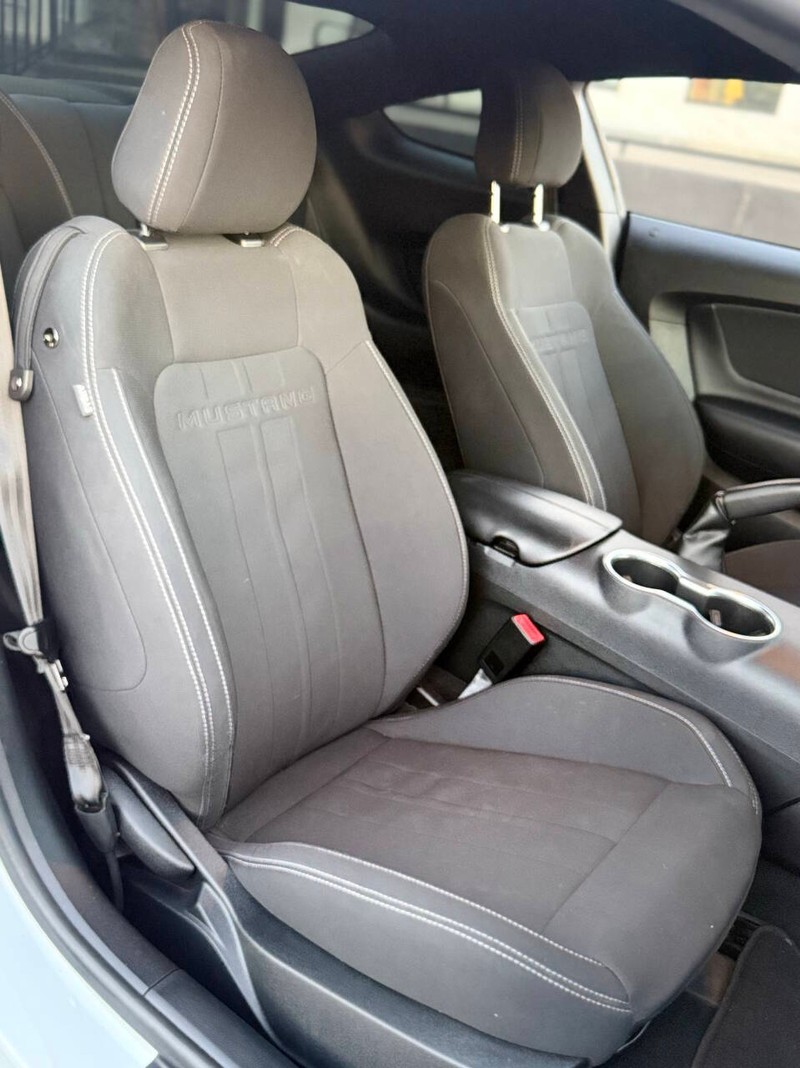Ford Mustang Vehicle Full-screen Gallery Image 13