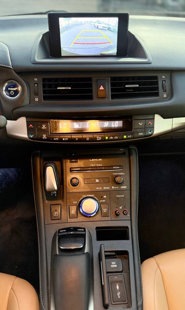 Lexus CT 200h Vehicle Full-screen Gallery Image 11