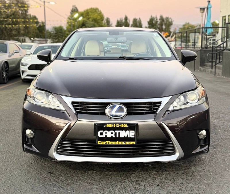 Lexus CT 200h Vehicle Full-screen Gallery Image 03