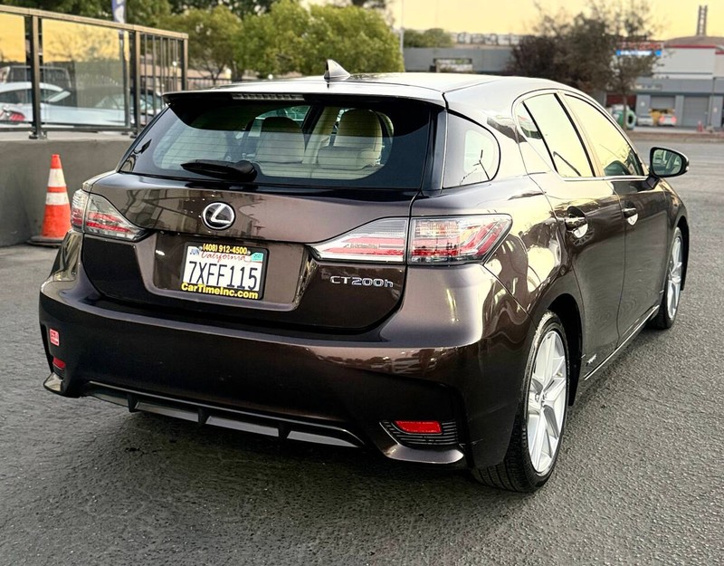 Lexus CT 200h Vehicle Full-screen Gallery Image 04