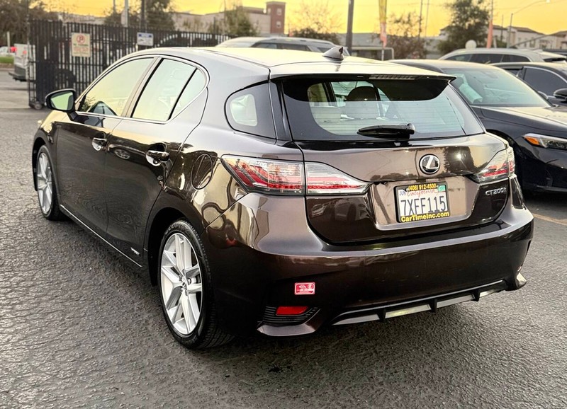 Lexus CT 200h Vehicle Full-screen Gallery Image 06