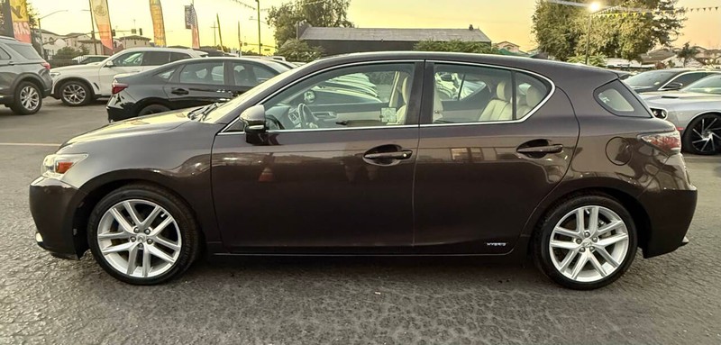 Lexus CT 200h Vehicle Full-screen Gallery Image 07