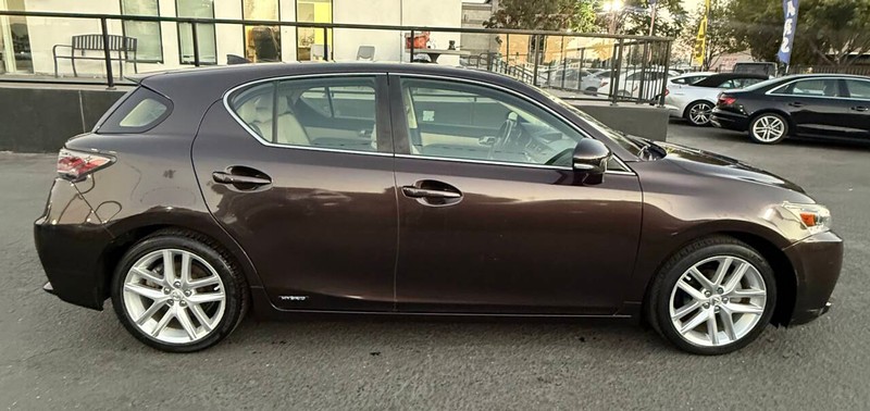 Lexus CT 200h Vehicle Full-screen Gallery Image 08