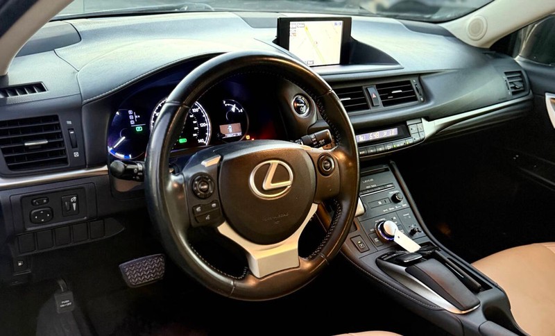 Lexus CT 200h Vehicle Full-screen Gallery Image 09