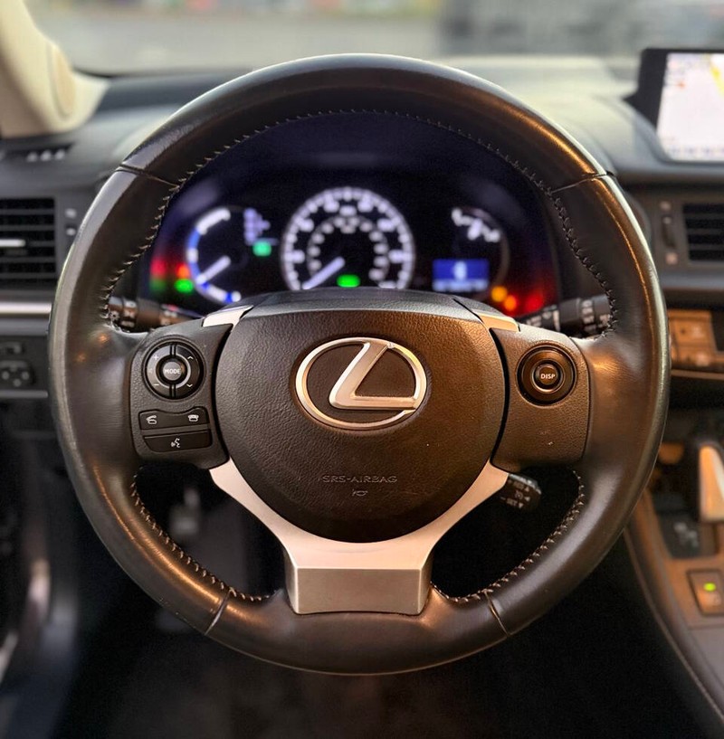 Lexus CT 200h Vehicle Full-screen Gallery Image 10