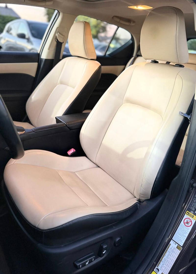 Lexus CT 200h Vehicle Full-screen Gallery Image 12