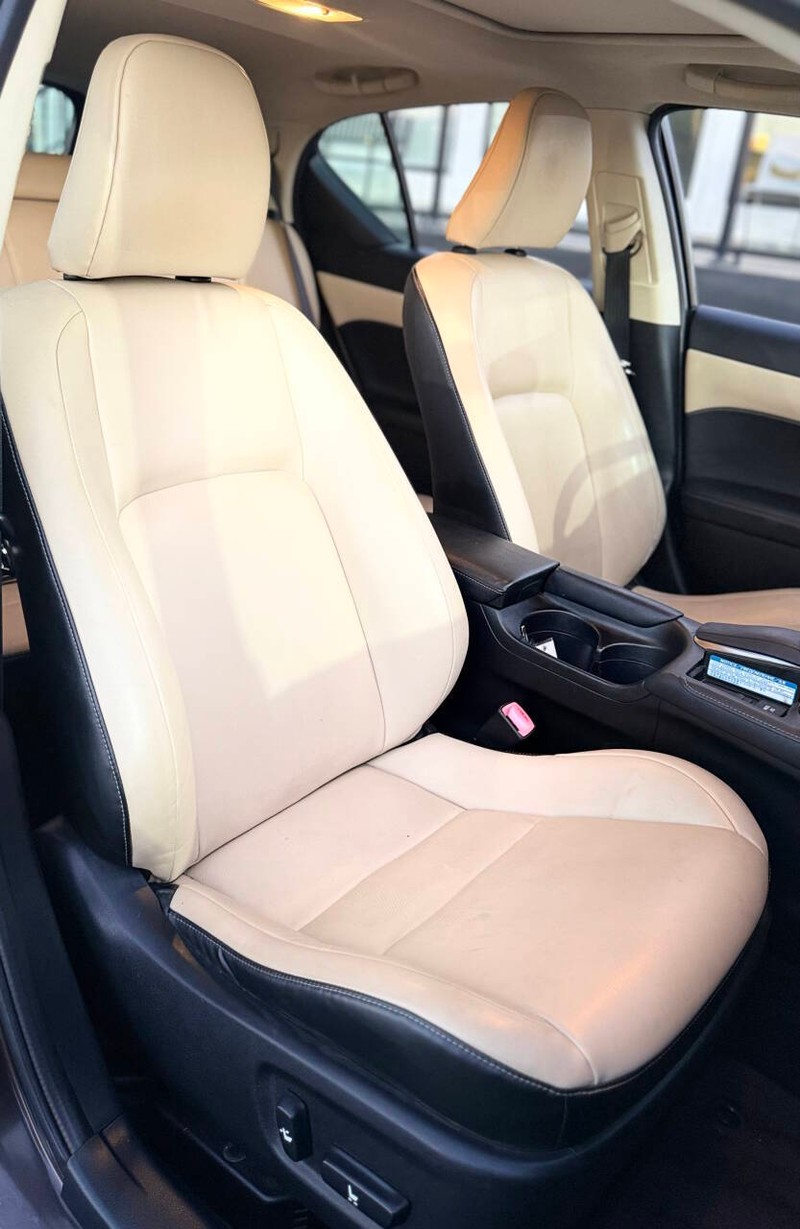 Lexus CT 200h Vehicle Full-screen Gallery Image 13