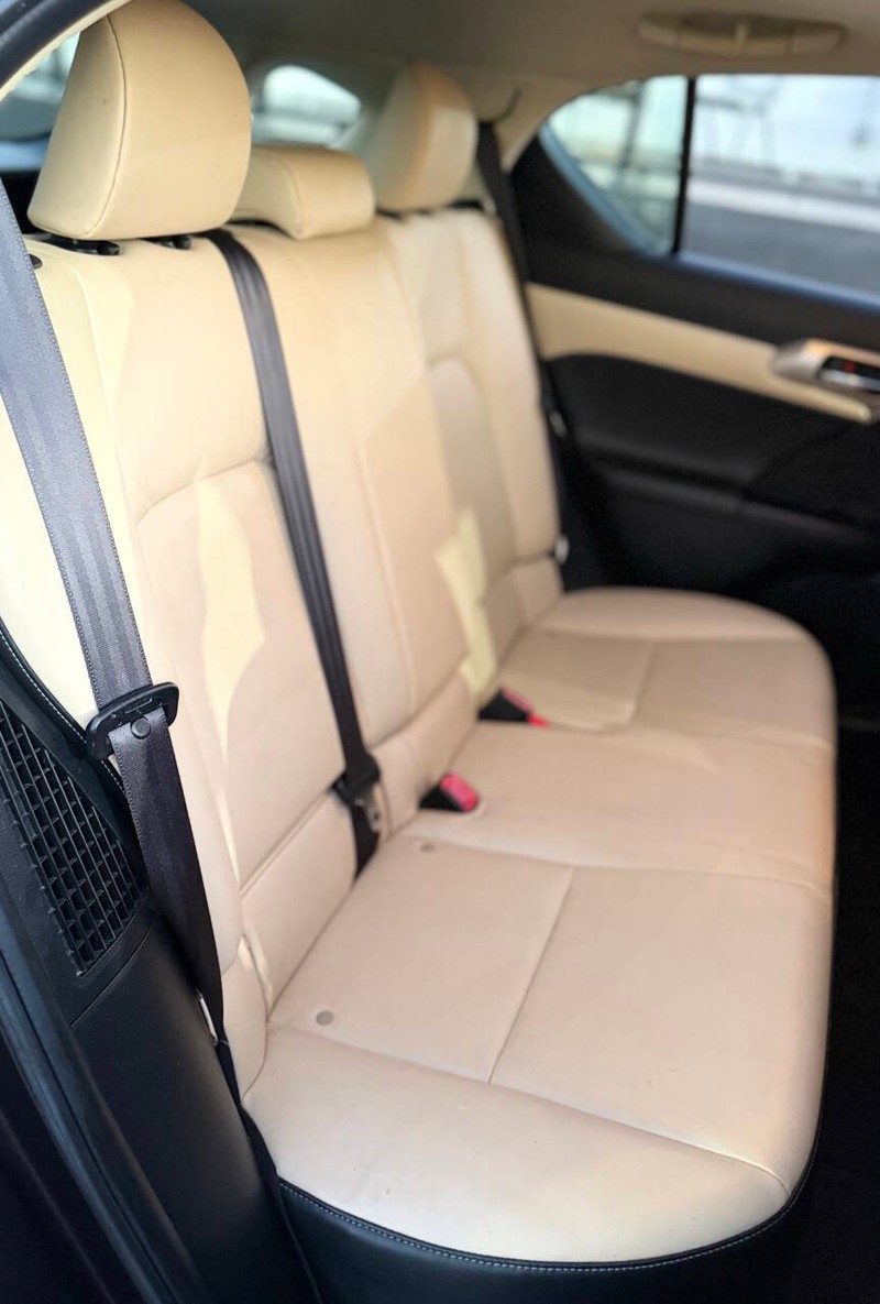 Lexus CT 200h Vehicle Full-screen Gallery Image 14