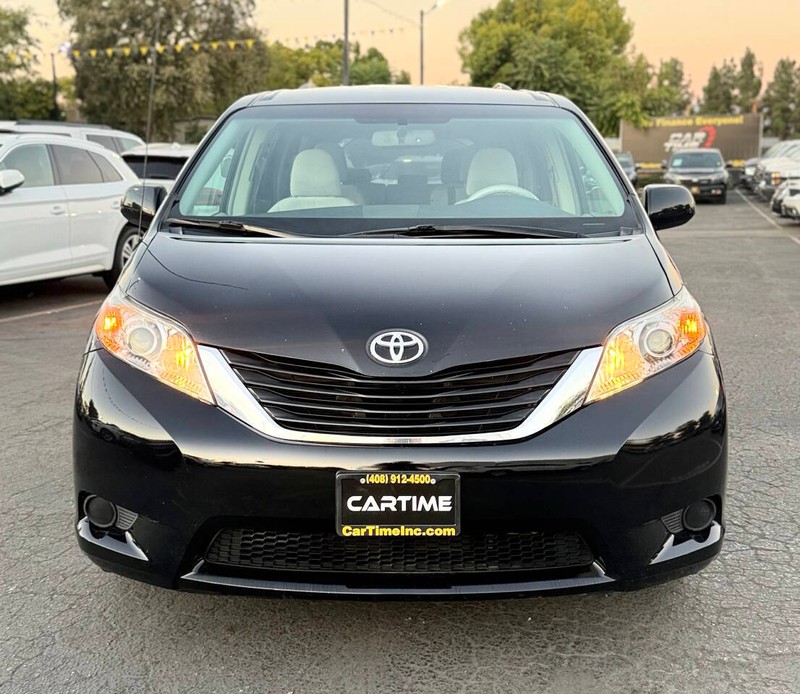 Toyota Sienna Vehicle Full-screen Gallery Image 02