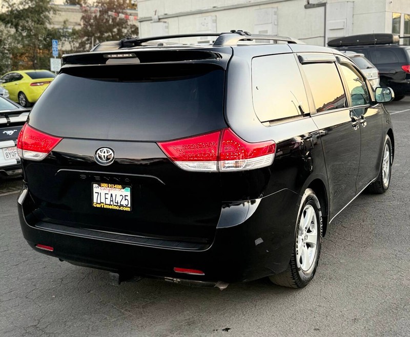 Toyota Sienna Vehicle Full-screen Gallery Image 04