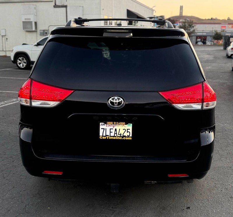 Toyota Sienna Vehicle Full-screen Gallery Image 05
