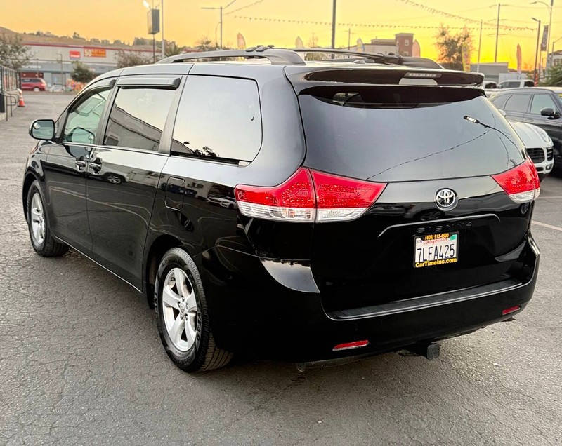 Toyota Sienna Vehicle Full-screen Gallery Image 06