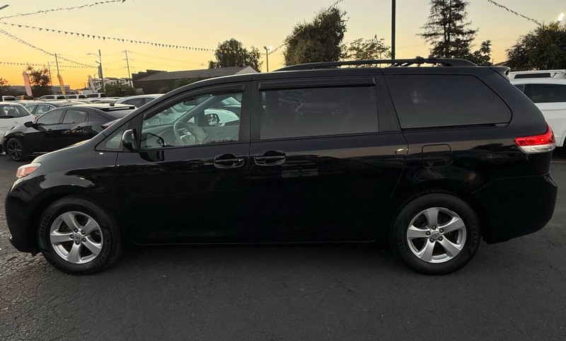 Toyota Sienna Vehicle Full-screen Gallery Image 07