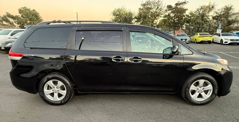 Toyota Sienna Vehicle Full-screen Gallery Image 08