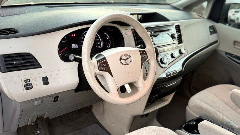 Toyota Sienna Vehicle Full-screen Gallery Image 09
