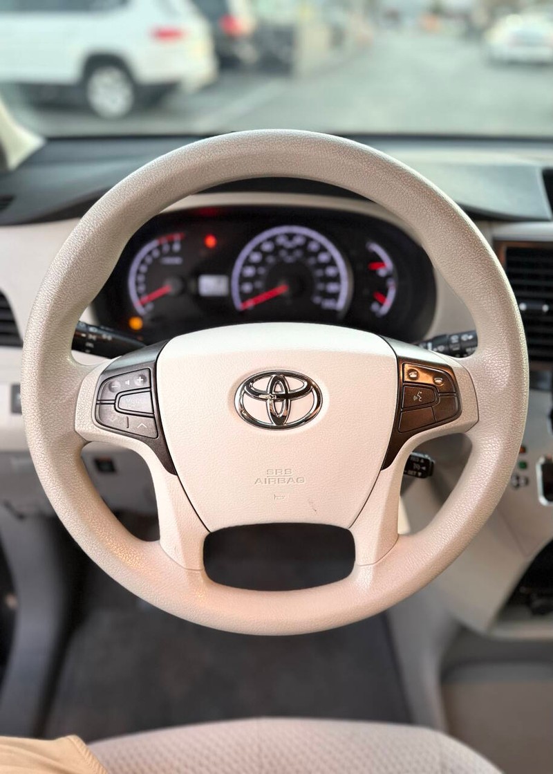 Toyota Sienna Vehicle Full-screen Gallery Image 10