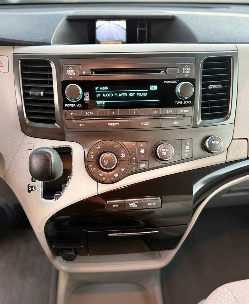 Toyota Sienna Vehicle Full-screen Gallery Image 11