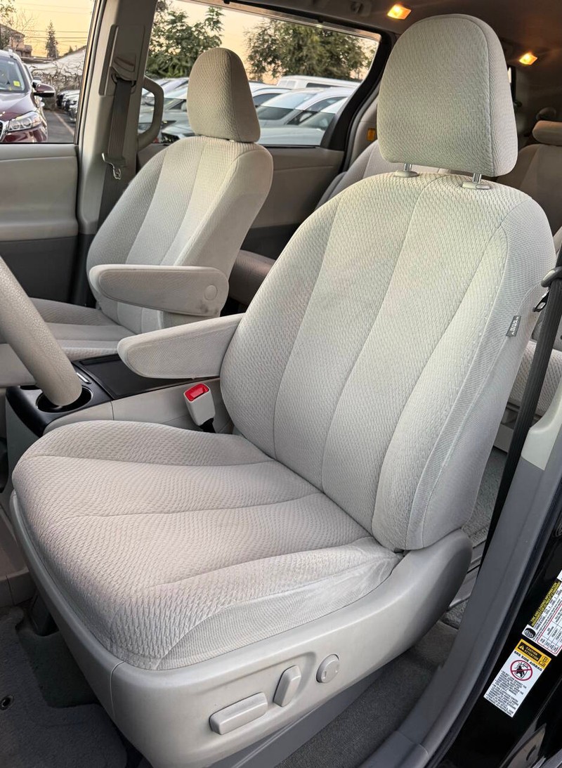 Toyota Sienna Vehicle Full-screen Gallery Image 12