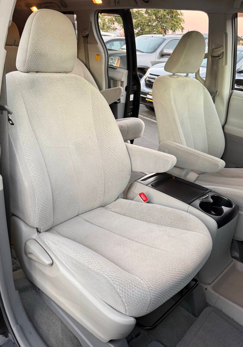 Toyota Sienna Vehicle Full-screen Gallery Image 13