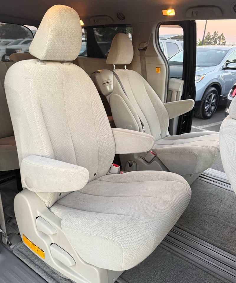 Toyota Sienna Vehicle Full-screen Gallery Image 14
