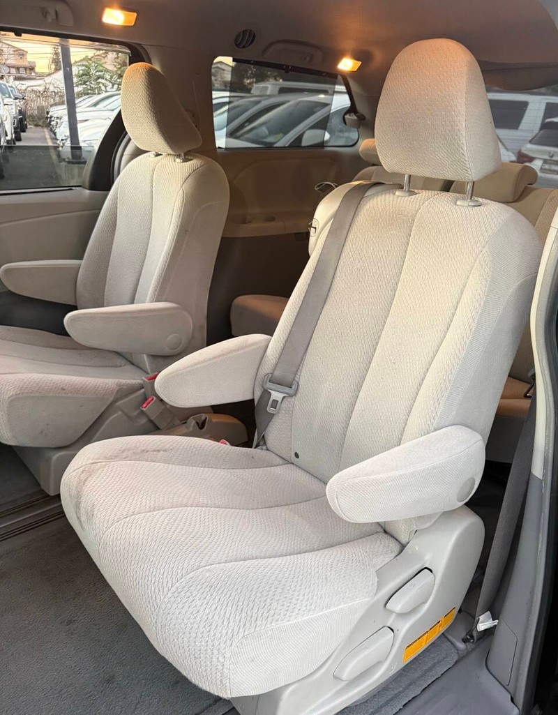 Toyota Sienna Vehicle Full-screen Gallery Image 15