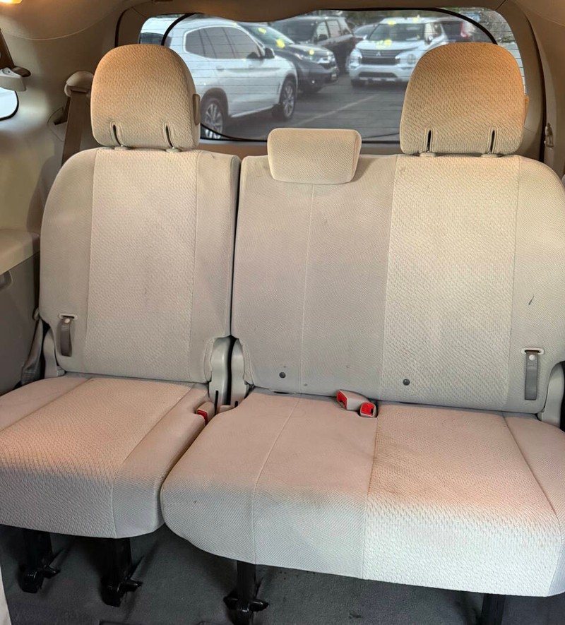 Toyota Sienna Vehicle Full-screen Gallery Image 16
