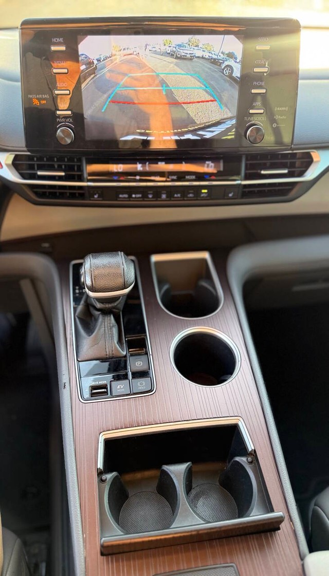 Toyota Sienna Vehicle Full-screen Gallery Image 11