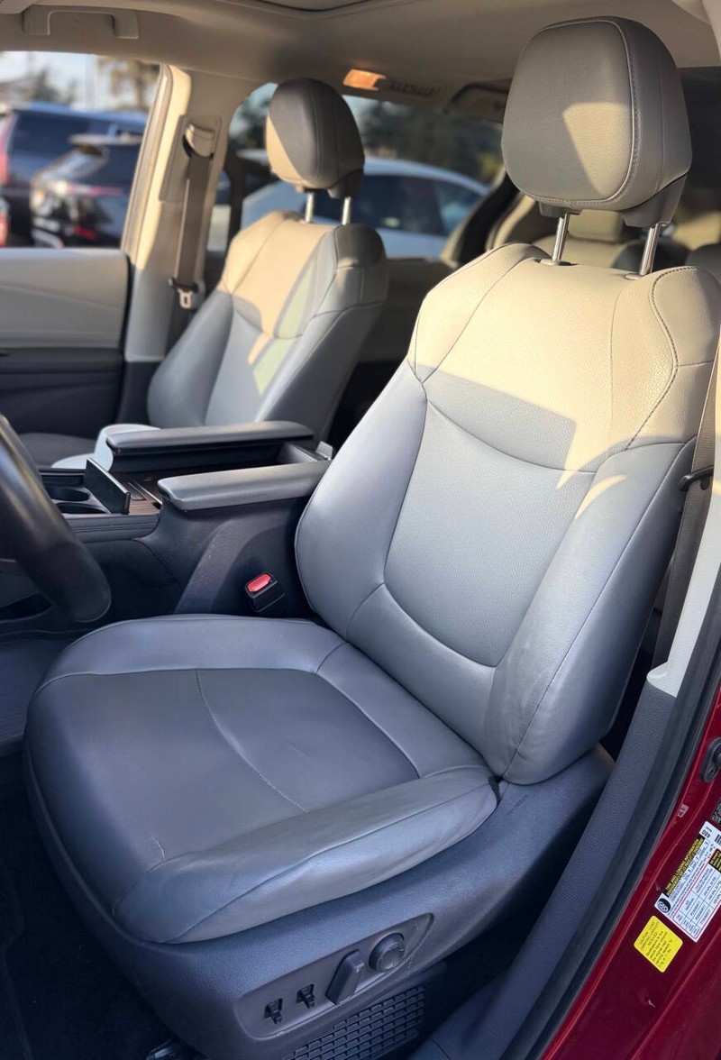 Toyota Sienna Vehicle Full-screen Gallery Image 12