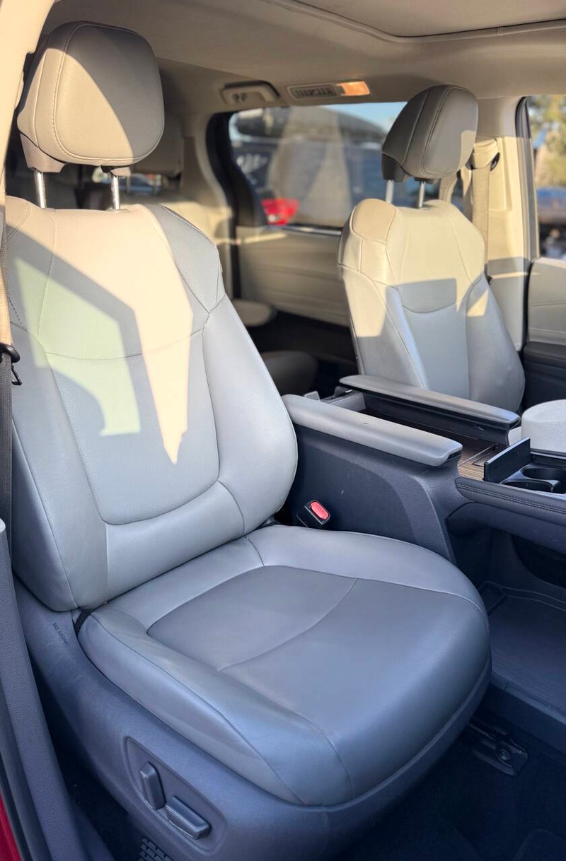 Toyota Sienna Vehicle Full-screen Gallery Image 13