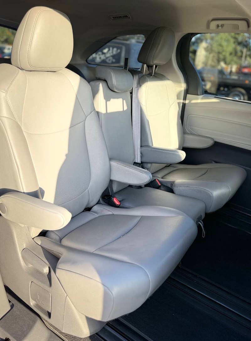 Toyota Sienna Vehicle Full-screen Gallery Image 14