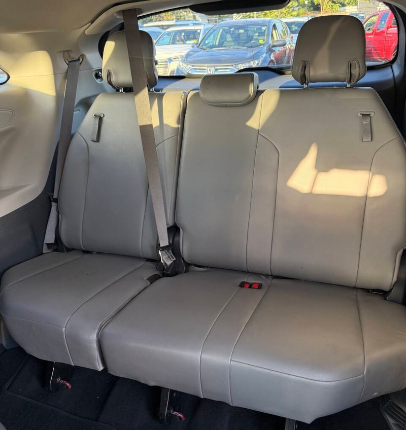 Toyota Sienna Vehicle Full-screen Gallery Image 15